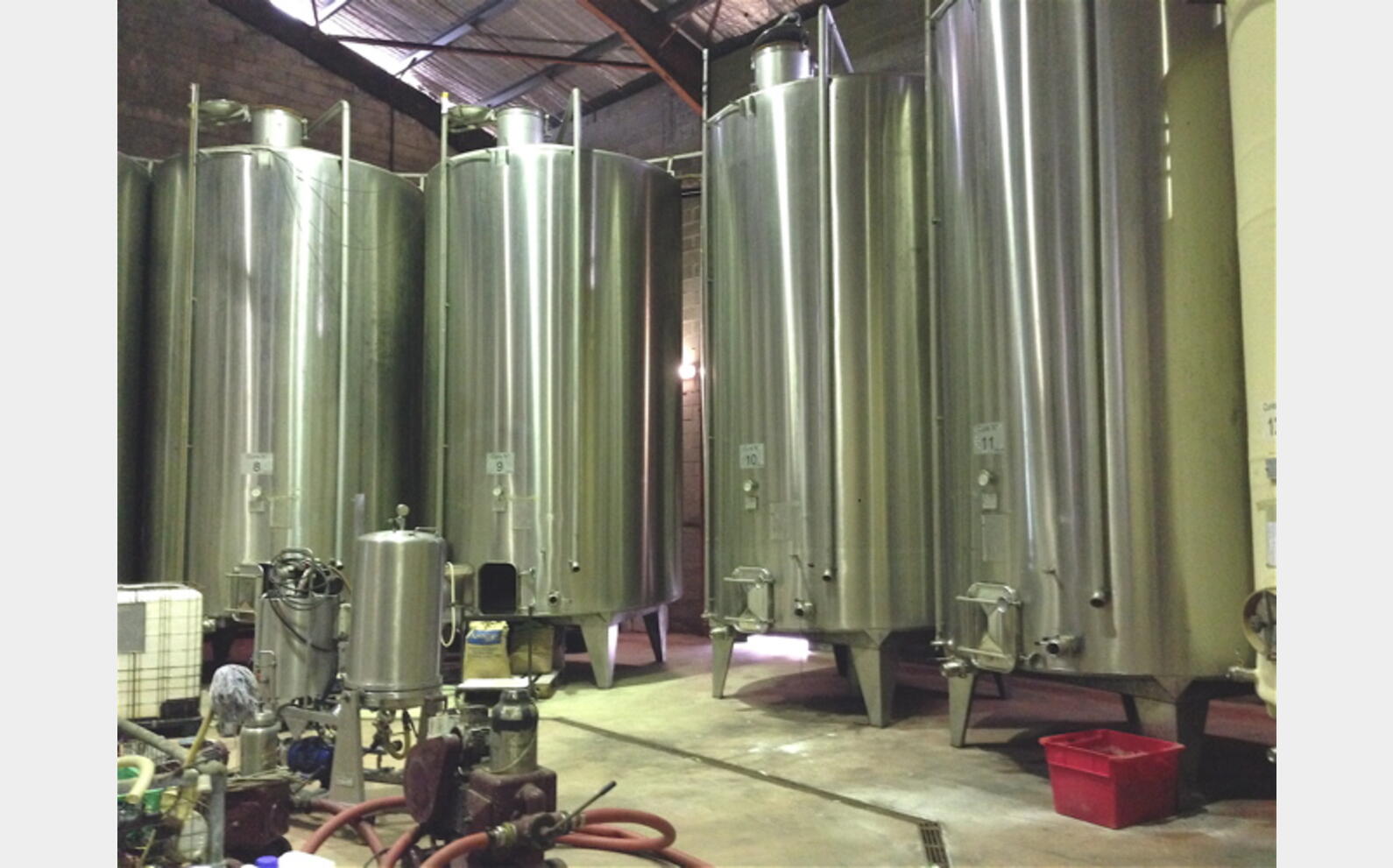 Cuve inox de vinification ferm&eacute;e
