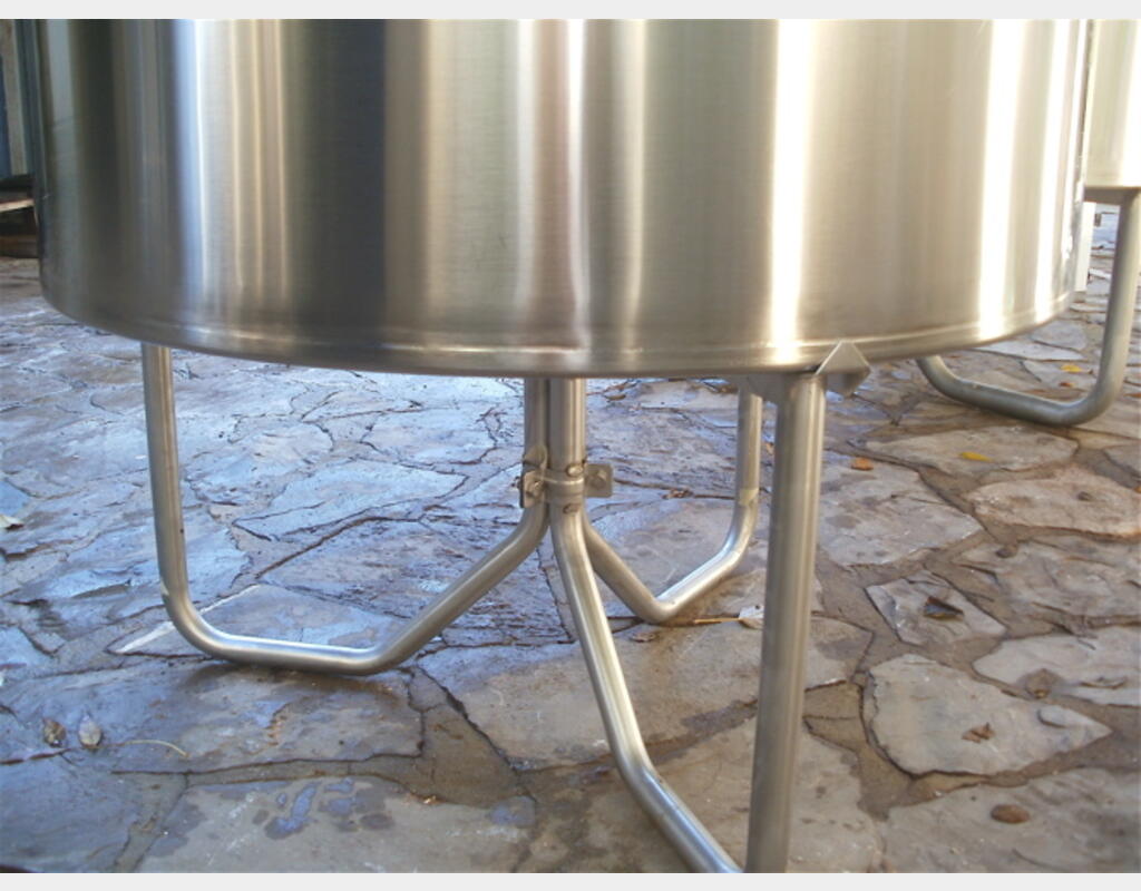 Cuve Inox fond plat à chapeau flottant - avec socle  inox  - Capacité 700 L