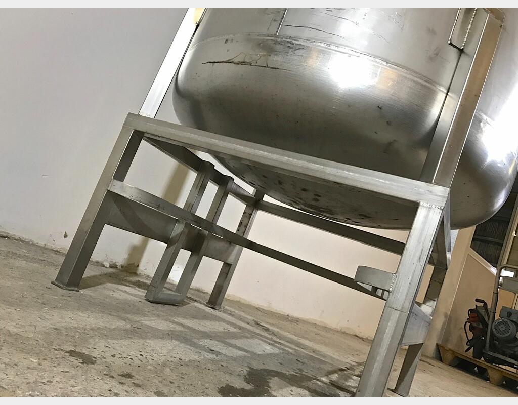 Cuve de stockage cylindrique verticale - sur chassis de 680 L