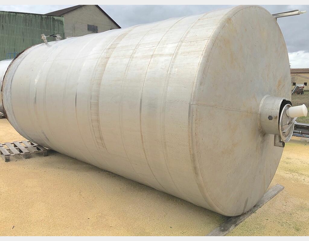 Cuve inox ferm&eacute;e sur radier