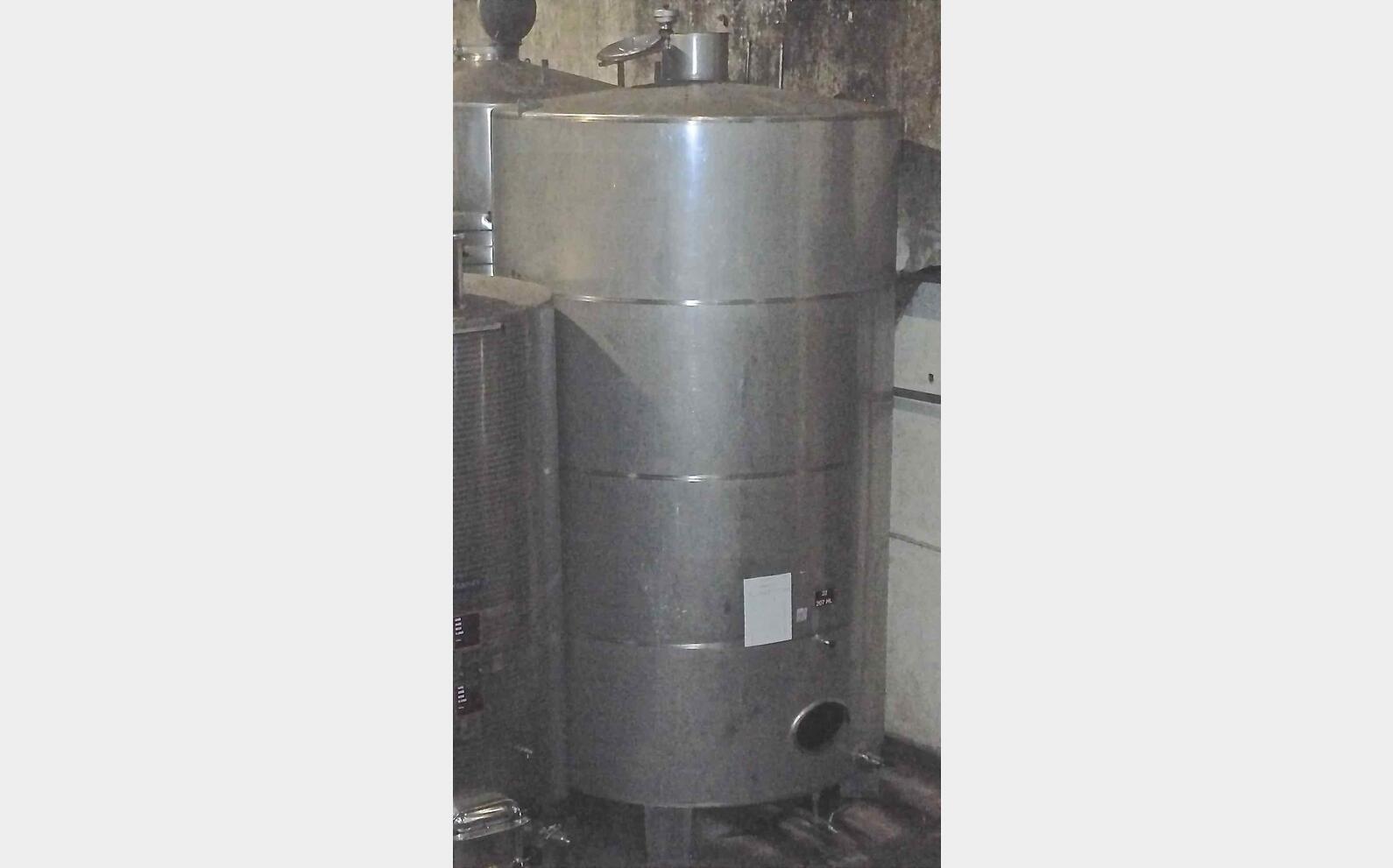 Cuve inox ferm&eacute;e sur pieds