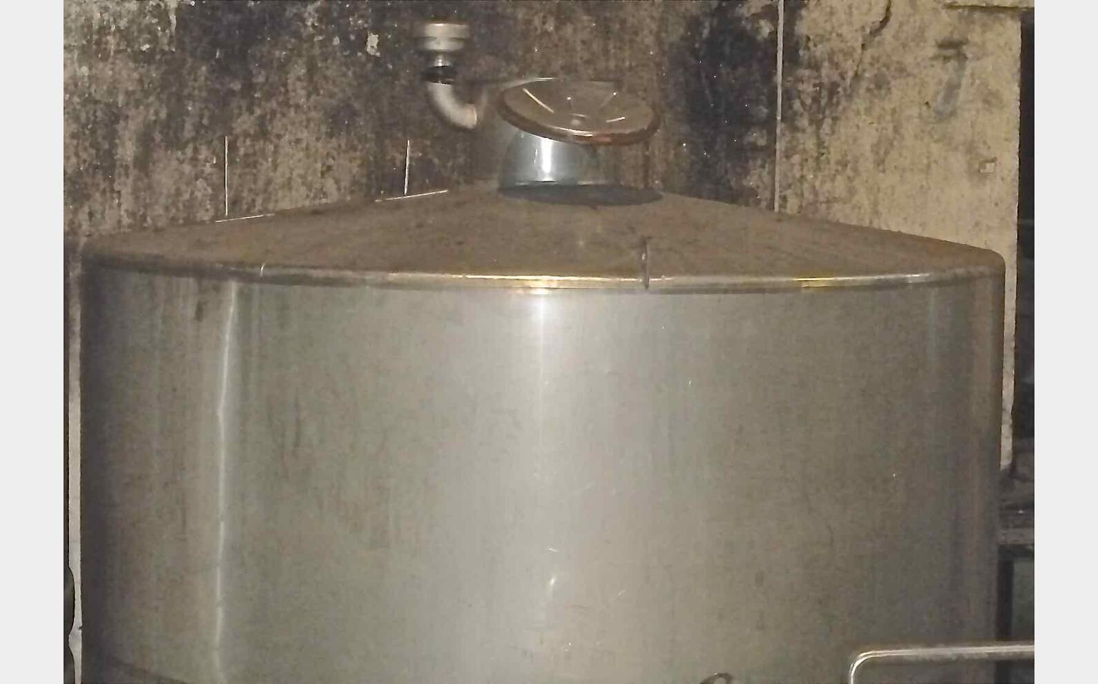 Cuve inox ferm&eacute;e sur pieds