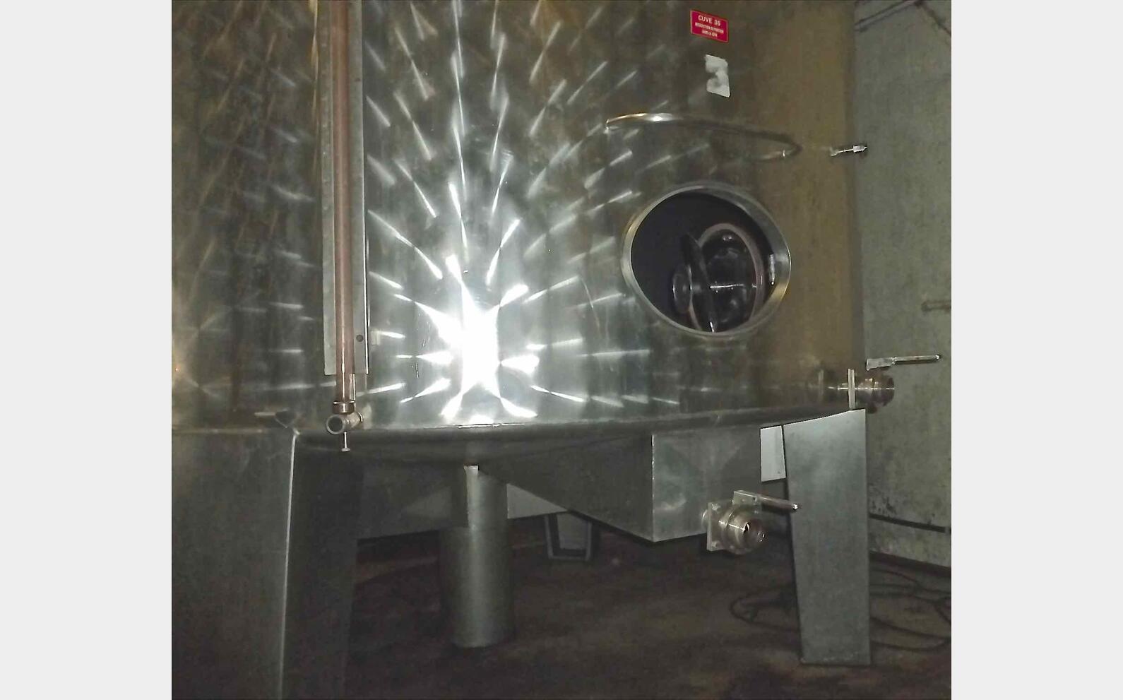 Cuve inox ferm&eacute;e sur pieds