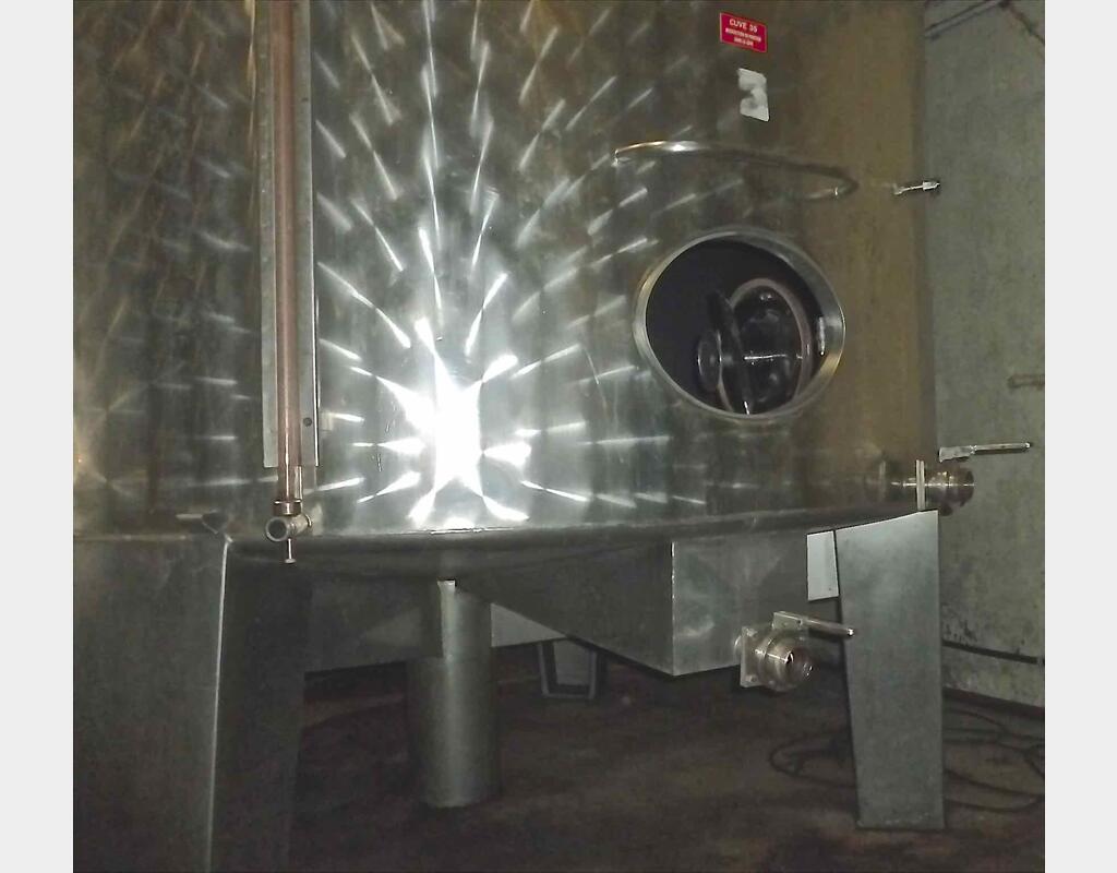 Cuve inox fermée sur pieds - Volume : 255 hls (25 500 litres)