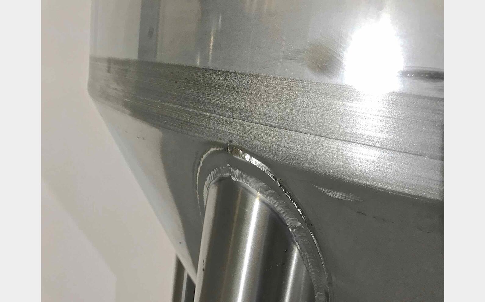 Cuve ferm&eacute;e sur pieds cylindro conique MATERIEL NEUF