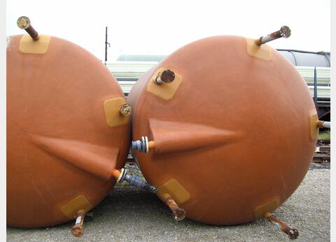 Cuve polyester de 12.5m3 verticale - fond bombé sur pieds