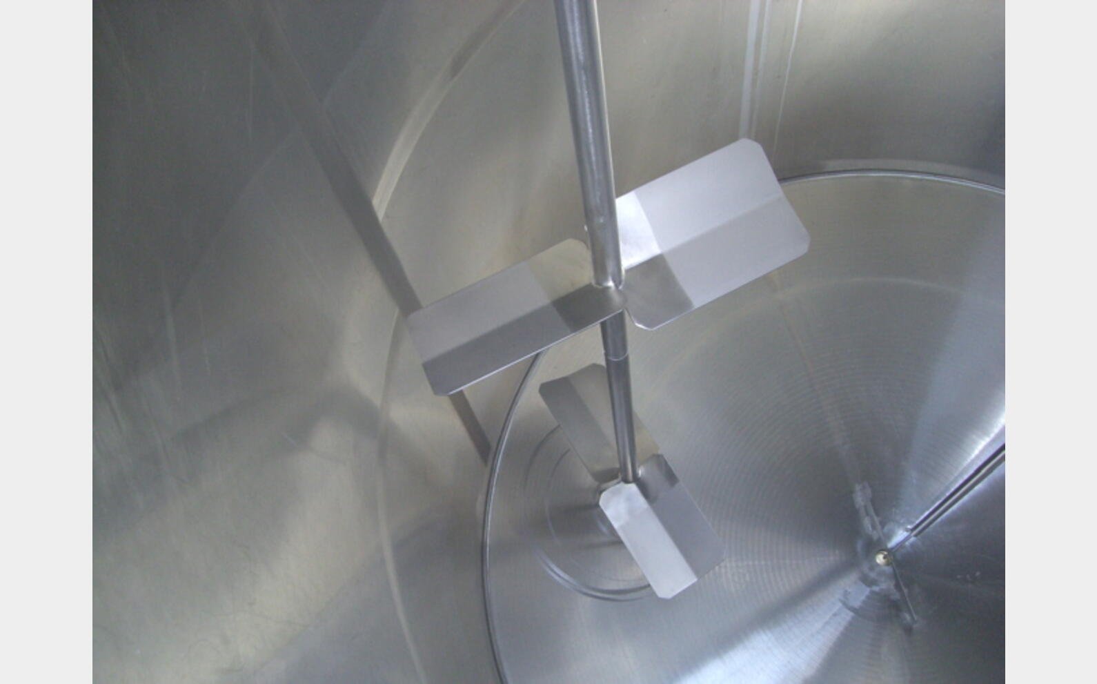 Cuve INOX agit&eacute;e Volume : 8000 litres