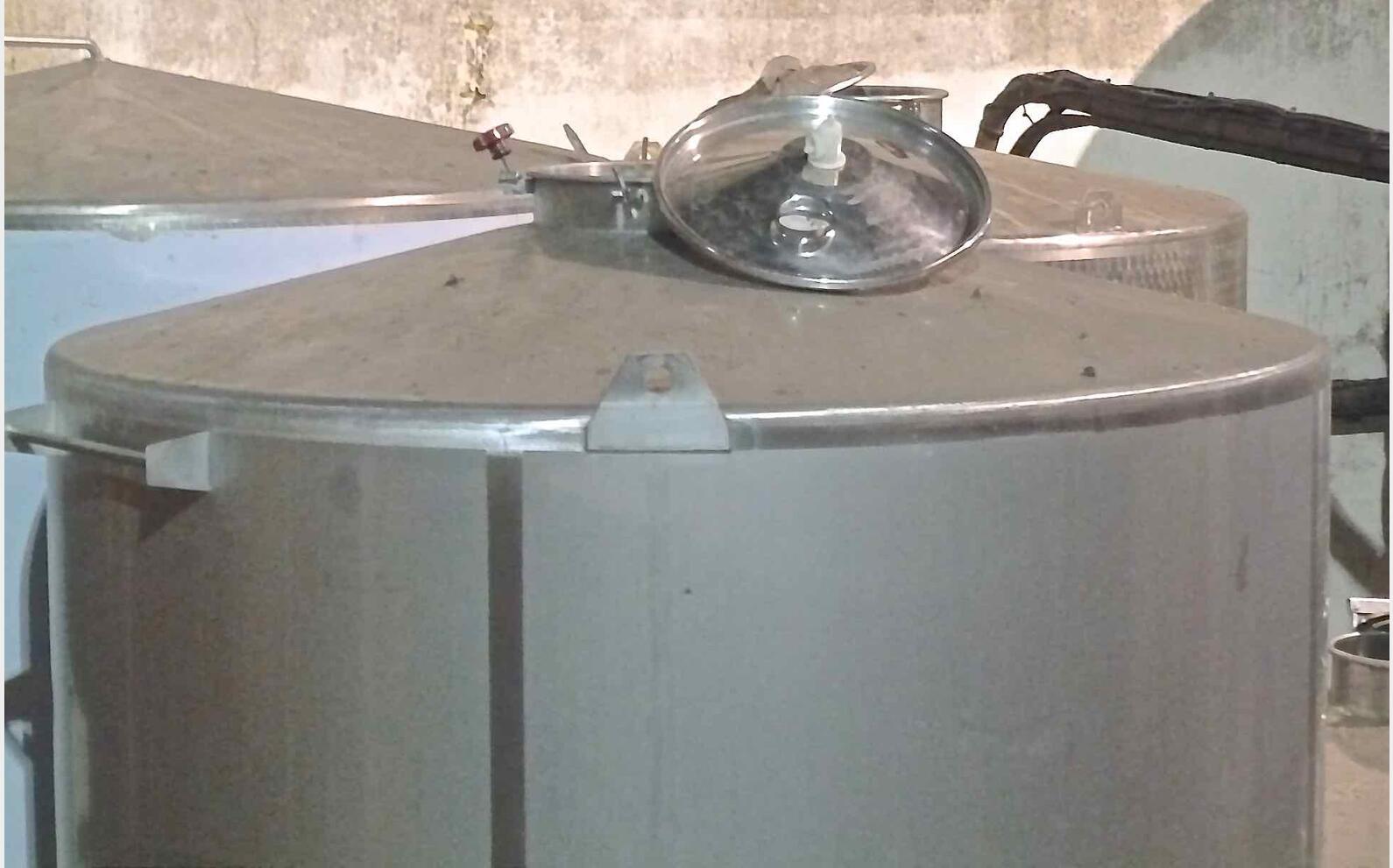Cuve inox ferm&eacute;e sur pieds