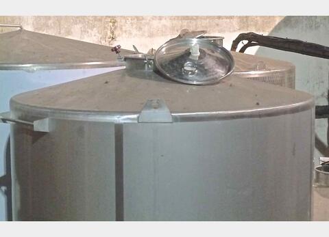 Cuve inox ferm&eacute;e sur pieds