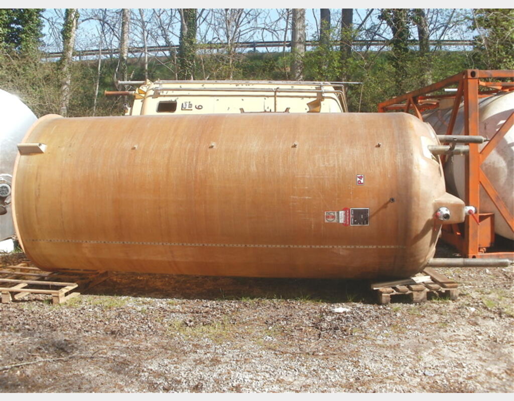 Cuve polyester de 100 hls cylindrique - sur pieds, à chapeau flottant