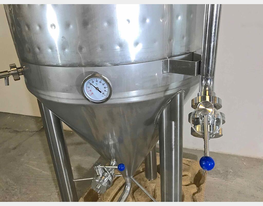 304 stainless steel tank - Closed - On feet - Cylindrical-conical