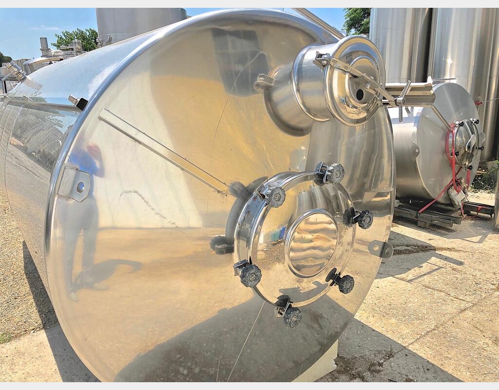 Cuve fermée sur pieds en INOX 304 - Volume : 8000 LITRES
