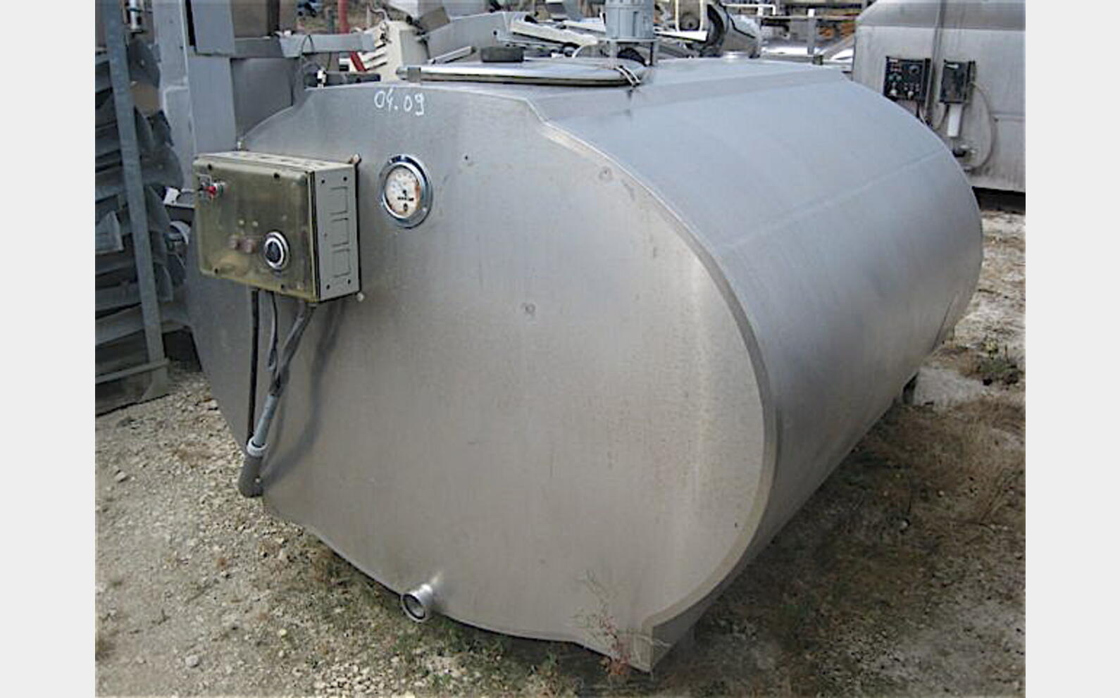 Tank &agrave; lait 1700 litres Groupe de froid et agitation .