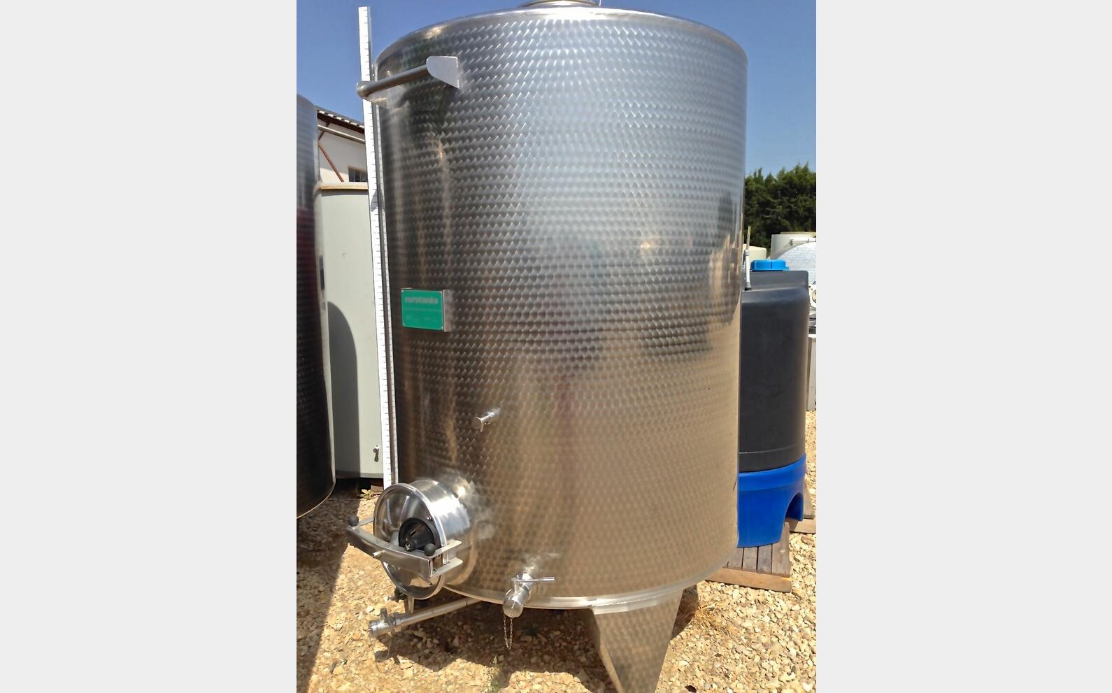 cuve INOX ferm&eacute;e sur pieds de 4300 litres MATERIEL NEUF