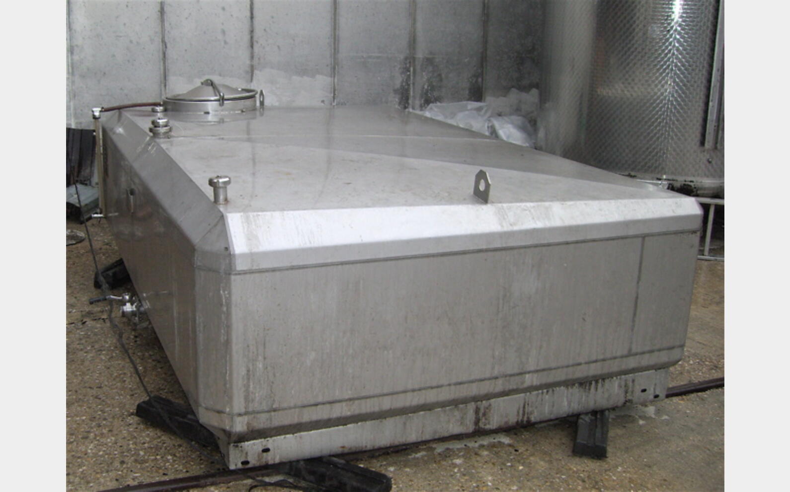 Cuve INOX parall&eacute;l&eacute;p&egrave;dique 4 000 L
