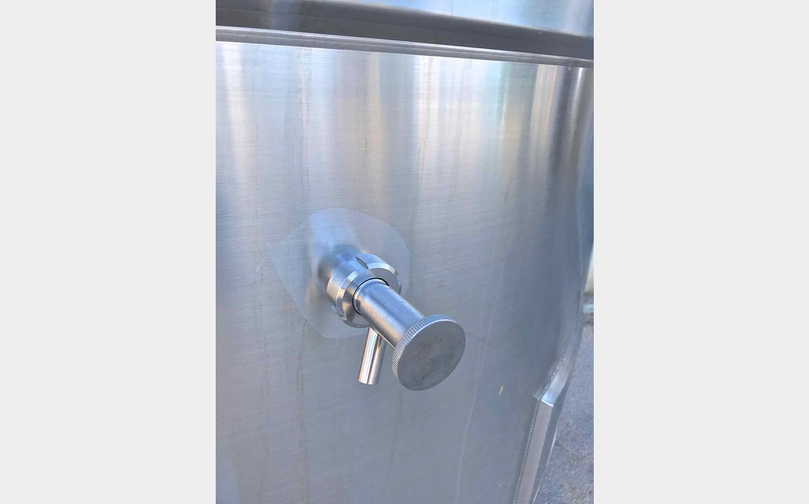 cuve INOX ferm&eacute;e sur pieds de 5300 litres MATERIEL NEUF