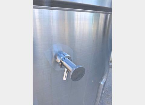 cuve INOX ferm&eacute;e sur pieds de 5300 litres MATERIEL NEUF