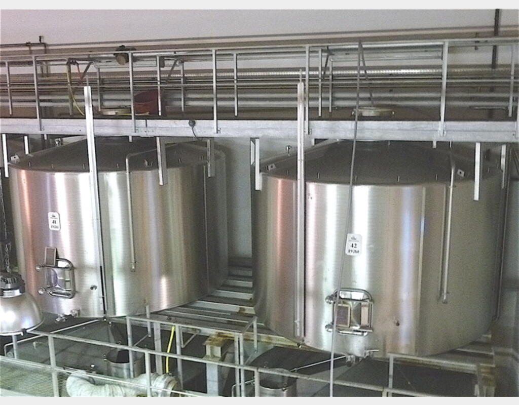Cuve de stockage INOX - Fond plat incliné sur massif béton