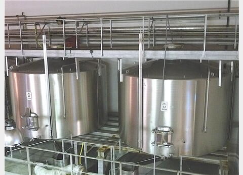 Cuve de stockage INOX - Fond plat incliné sur massif béton