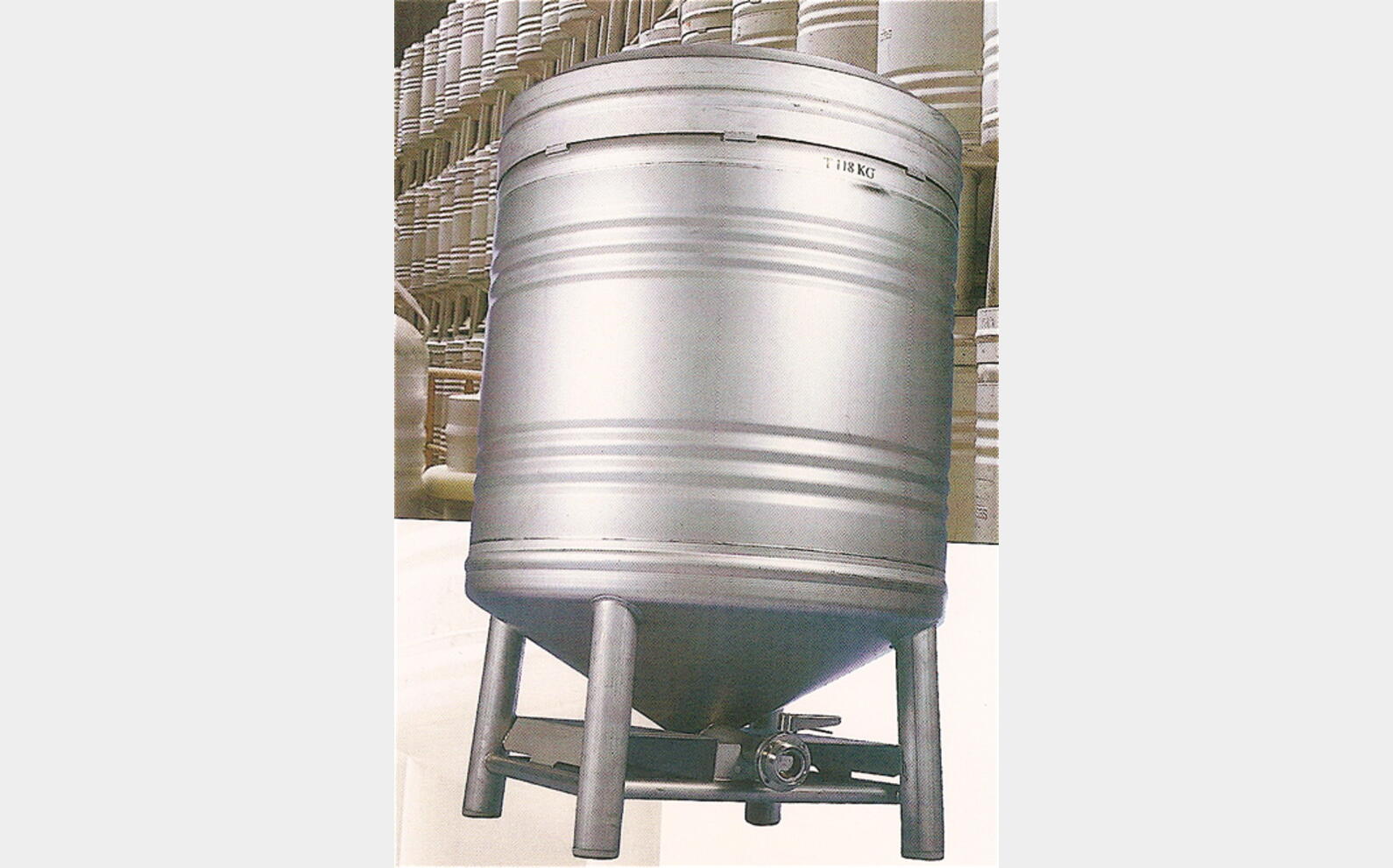 conteneur INOX 304 L Provenance : agroalimentaire Volume : 800 litres