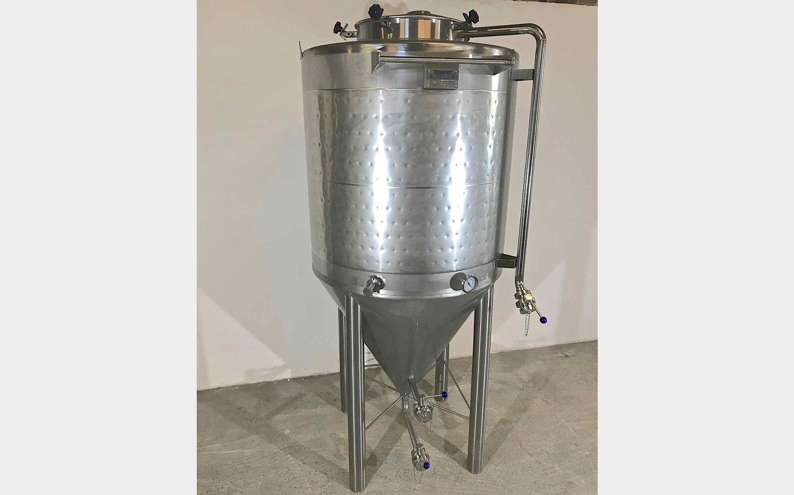 Cuve ferm&eacute;e sur pieds cylindro conique MATERIEL NEUF