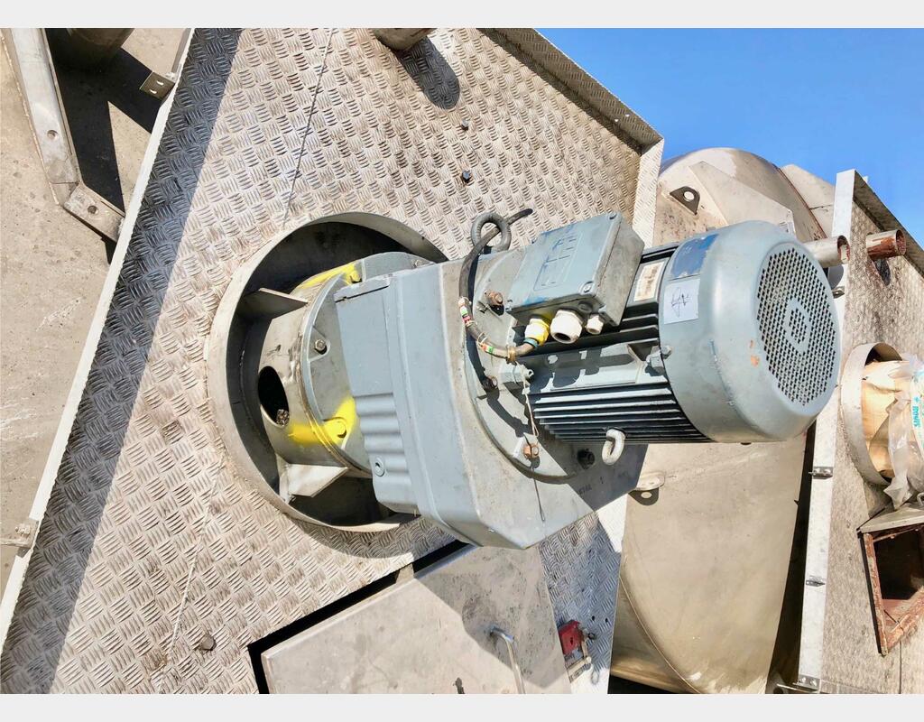 Insulated stainless steel mixing tank