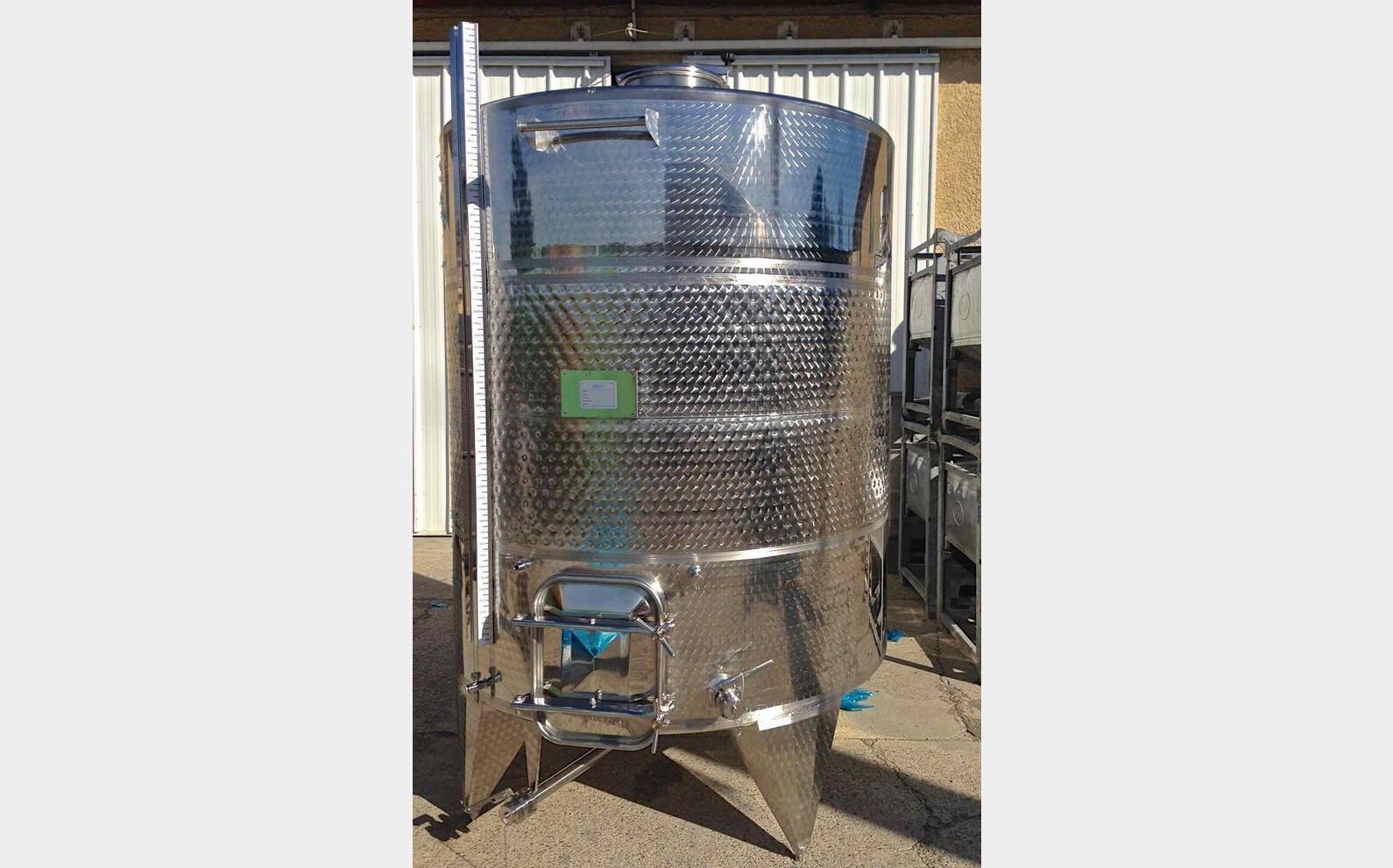 cuve INOX ferm&eacute;e sur pieds de 5500 litres MATERIEL NEUF