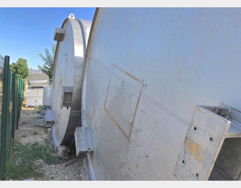 Insulated stainless steel mixing tank