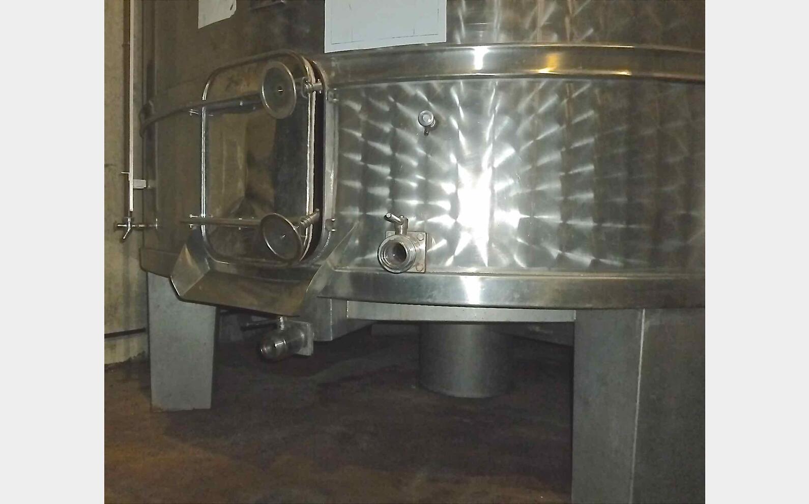 Cuve inox ferm&eacute;e sur pieds