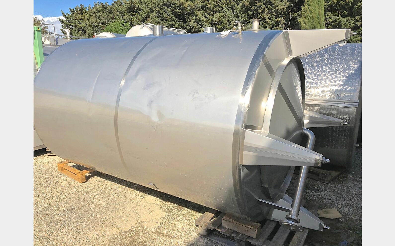 Cuve inox ferm&eacute;e sur pieds