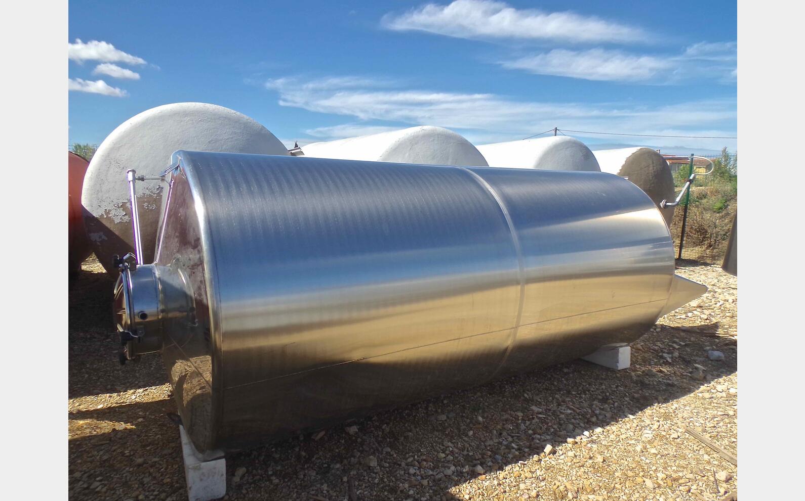 cuve INOX ferm&eacute;e sur pieds de 5000 litres