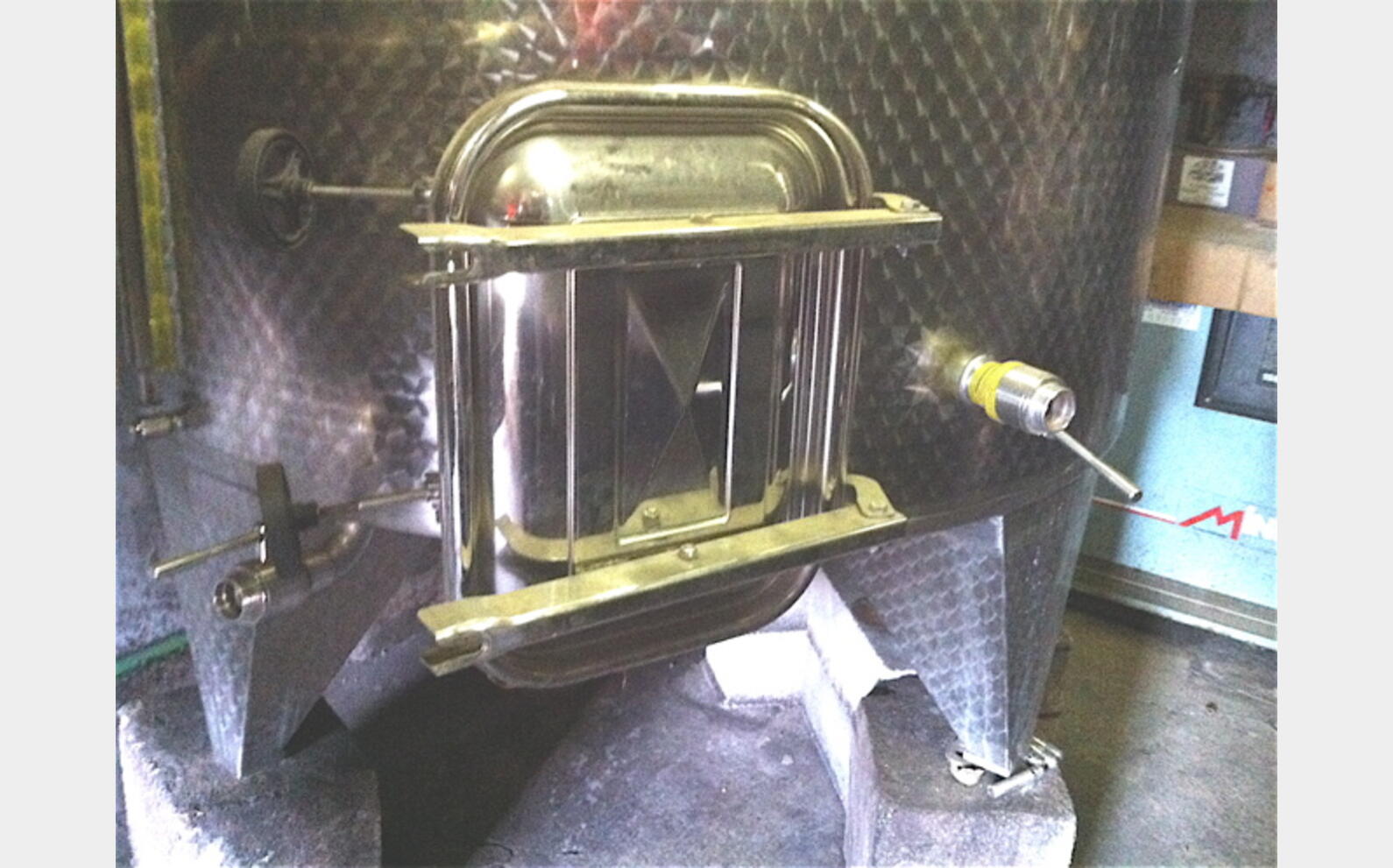 Cuve inox ferm&eacute;e de 50 hls