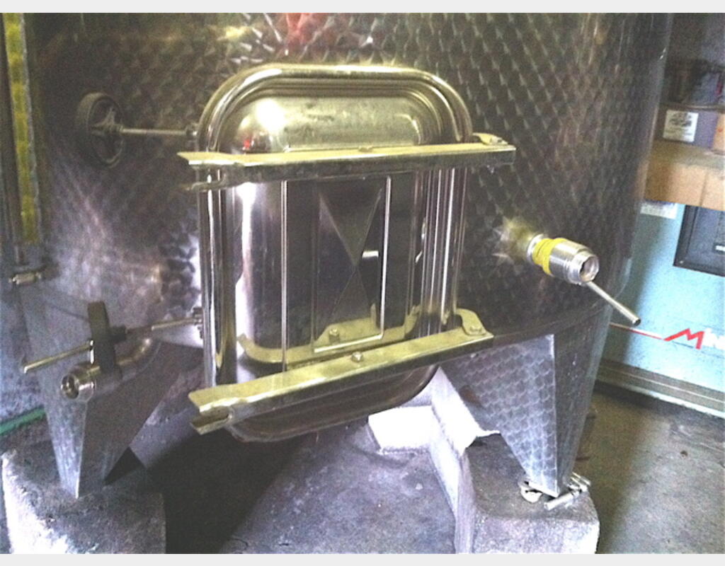 Cuve inox ferm&eacute;e de 50 hls