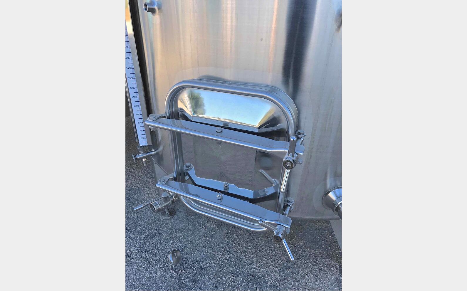 cuve INOX ferm&eacute;e sur pieds de 5300 litres MATERIEL NEUF