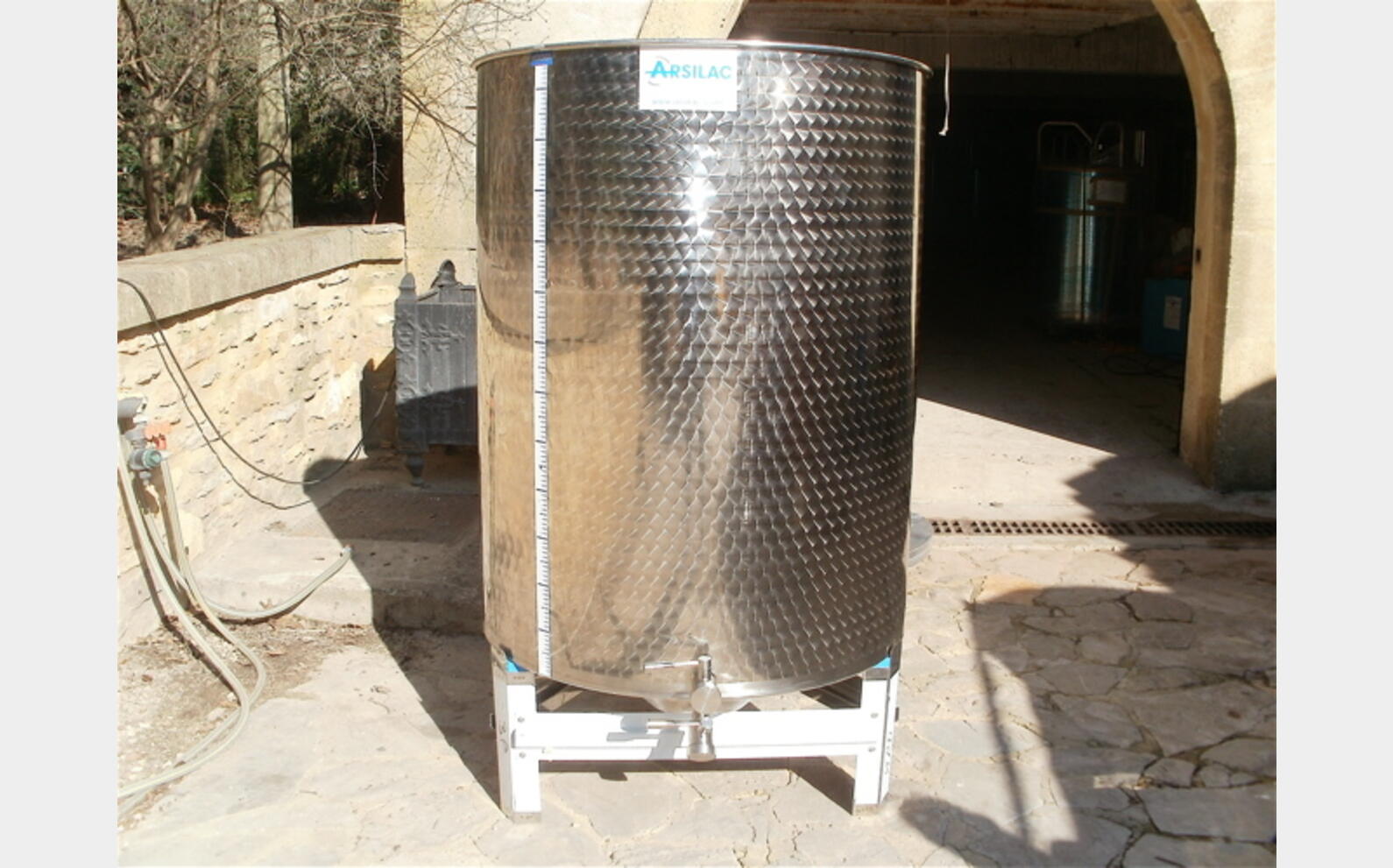 Cuve inox 304 fond bomb&eacute; chap flottant MATERIEL NEUF Volume : 1000 litres