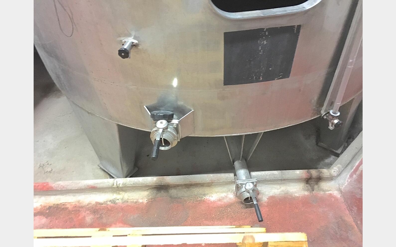 Cuve inox ferm&eacute;e sur pieds