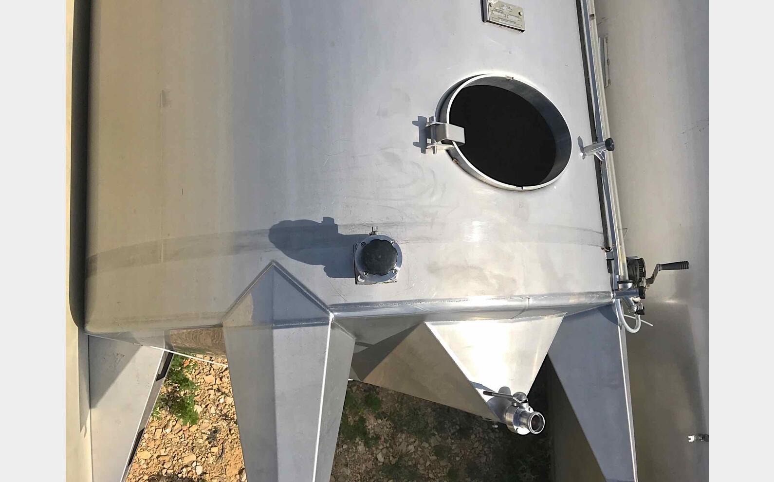 Cuve Inox cylindrique verticale capacit&eacute; : 135 hls
