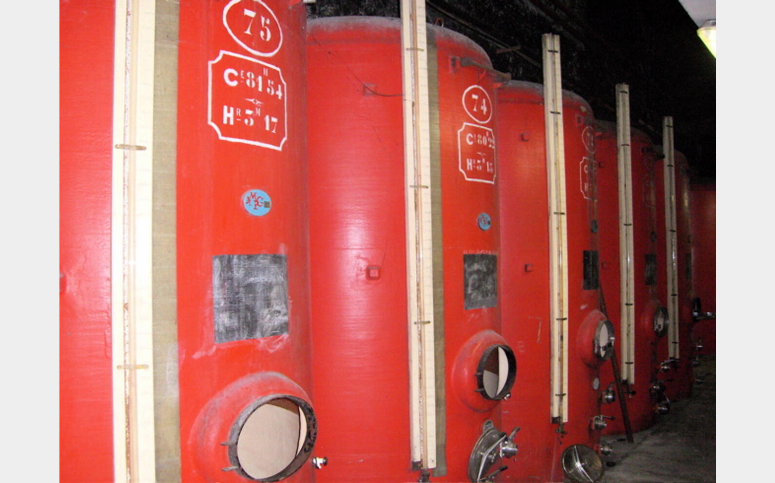 Cuve de stockage Provenance : agroalimentaire (vin rouge) Fond bomb&eacute; sur jupe. 8000 litres