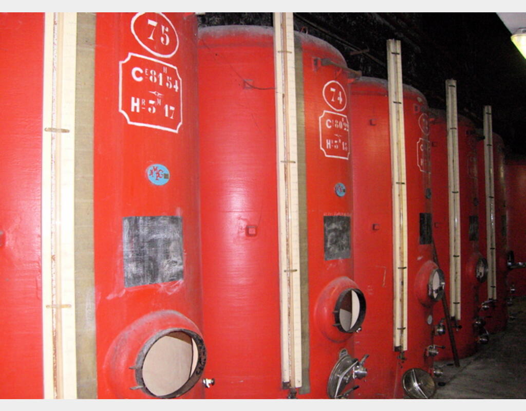 Cuve de stockage Provenance : agroalimentaire (vin rouge) Fond bomb&eacute; sur jupe. 8000 litres