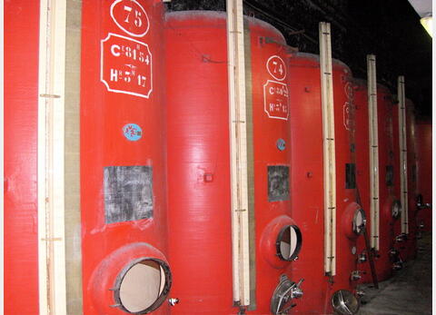 Cuve de stockage Provenance : agroalimentaire (vin rouge) Fond bomb&eacute; sur jupe. 8000 litres
