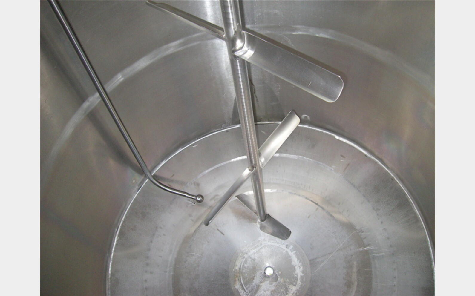 cuve m&eacute;lange INOX 304 Volume : 10000 litres. Isolation acier peint.