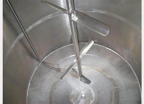 cuve m&eacute;lange INOX 304 Volume : 10000 litres. Isolation acier peint.