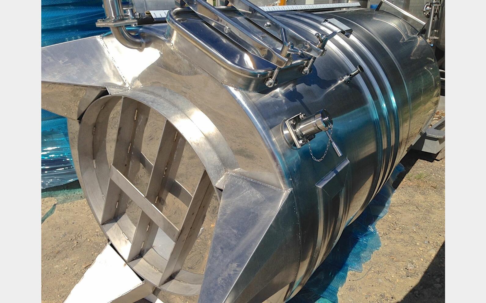 cuve INOX ferm&eacute;e sur pieds de 4200 litres MATERIEL NEUF