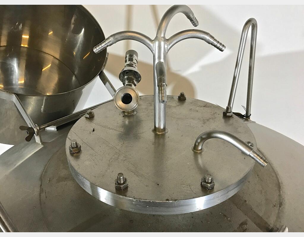 Cuve de stockage cylindrique verticale - sur chassis de 680 L