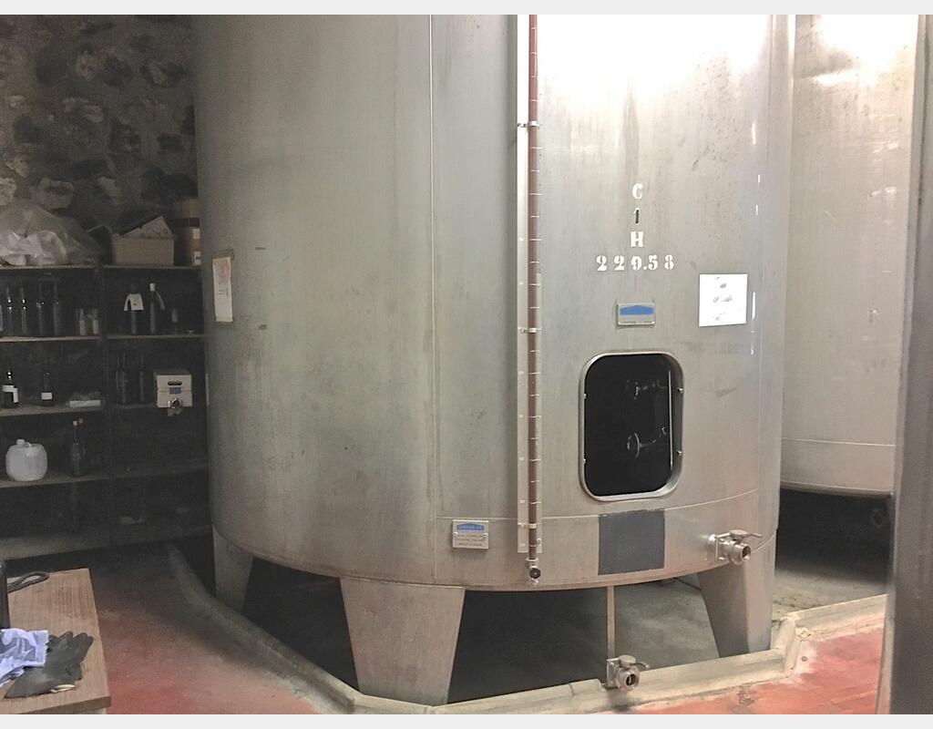 Cuve inox ferm&eacute;e sur pieds