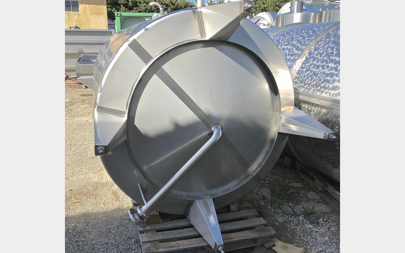 Cuve inox ferm&eacute;e sur pieds
