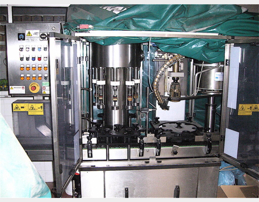 Monobloc tirage bouchage CLIFOM Cadence : 2.500 bouteilles/heure Provenance : vinicole
