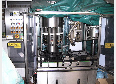 Monobloc tirage bouchage CLIFOM Cadence : 2.500 bouteilles/heure Provenance : vinicole