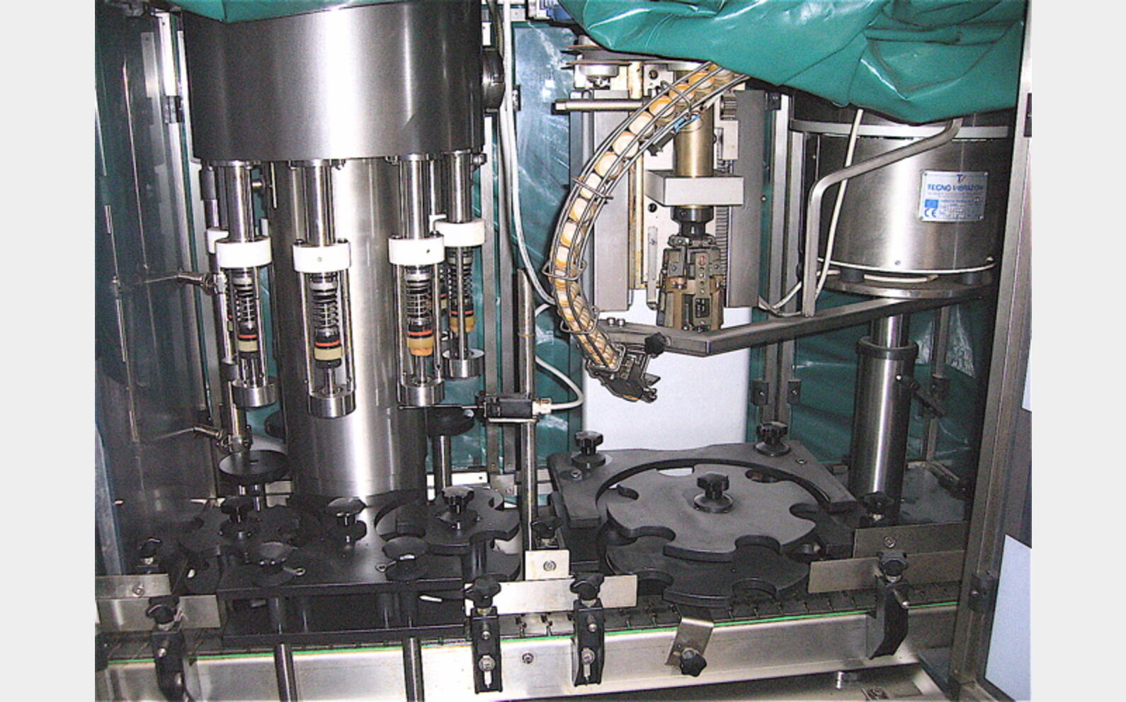 Monobloc tirage bouchage CLIFOM Cadence : 2.500 bouteilles/heure Provenance : vinicole