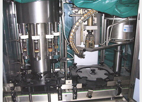 Monobloc tirage bouchage CLIFOM Cadence : 2.500 bouteilles/heure Provenance : vinicole